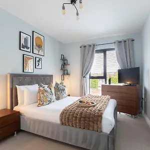 Elliot Oliver - Stylish 2 Bedroom With Parking In The Docks Apartment